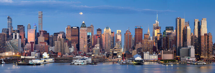 Wall Mural - Midtown West Manhattan skyscrapers over the Hudson River. Panoramic view in early evening with moonrise and New York City skyline