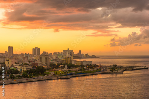 Naklejka na szybę Sunset in Havana with a view of the city skyline