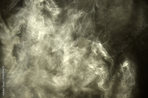 Plakat Dymi przez promień światła w ciemnym pokoju