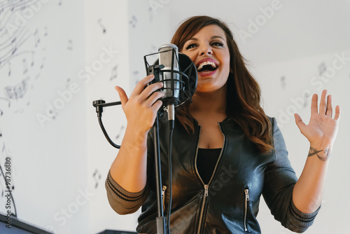 Plakat Piękna piosenkarka śpiewająca bezpośrednio