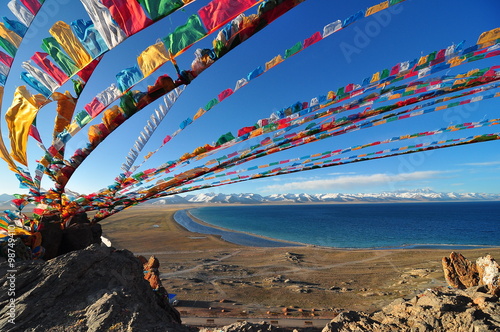 Fotomural Namtso Lake in front of the Tanggula Mountains is one of the holy lakes for Tibetans in Tibet,China