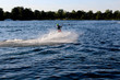 Wakeboarder auf einem See