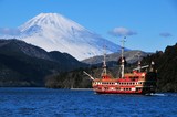 Fototapeta  - 富士山と芦ノ湖と海賊船