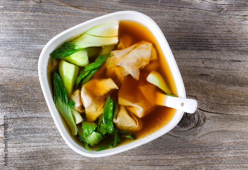 Photographie Dévergondée chinois et soupe de légumes prêts à manger