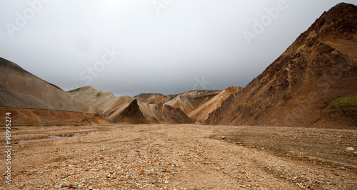 Fotografía Paesaggio in Islanda, deserto di pietre e sassi