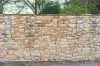 Rustikale Stein Mauer mit Gehweg Hintergrund Bäume
