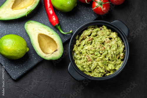 Fotografía Plato de guacamole con ingredientes frescos