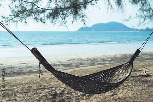 Naklejka - mata magnetyczna na lodówkę Hamak na plaży z widokiem na morze i wyspę