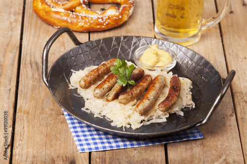 Nürnberger Würstchen mit Sauerkraut foto de Stock | Adobe Stock