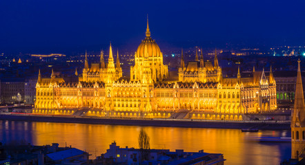 Wall Mural - Budapest Parliament building illuminated at dusk reflected in Danube river in Hungary