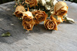 © jeepbabes - getrocknete rosen shabby chic grau modern lifestyle entwerfen holzbrett urban copy space karte