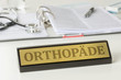 © Zerbor - Tischaufsteller mit der Aufschift Orthopäde