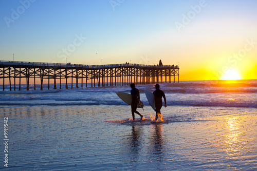 Zdjęcie XXL Przyjaciele przychodzą z surfingu na plażę