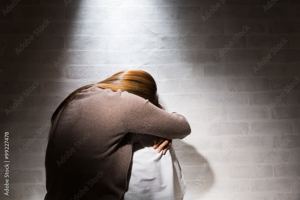 悲しむ女性・後ろ姿 Stock Photo | Adobe Stock 