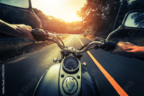 Fototapeta na szkło Motocykl na pustej asfaltowej drodze
