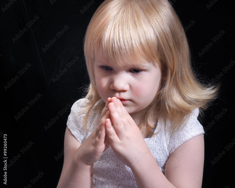 девочки mouth Foto de Stock Маленькая девочка сложила руки домиком. Девочка грустная.  Ребенок сложил руки в молитве. Маленькая девочка со светлыми волосами на  черном фоне. Лицо девочки крупно | Adobe Stock