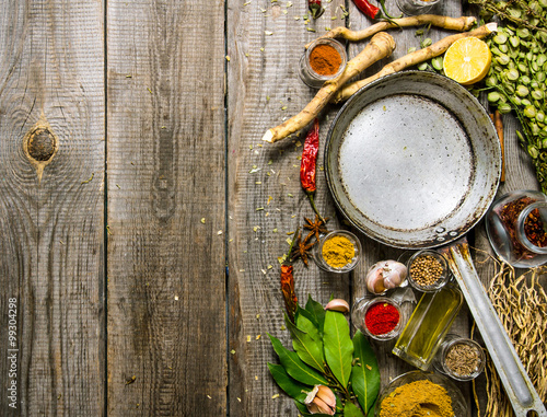 Cuadros en Lienzo Sartén vacía con las especias y las hierbas aromáticas.