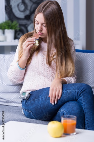 Fotografía Diabetic woman controlling glucose level