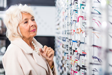 Sticker - Elderly lady at glasses store