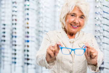 Sticker - Smiling opticians patient