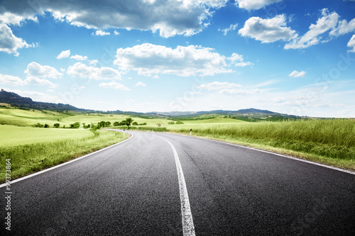 Fotografia  asphalt road in Tuscany, Italy