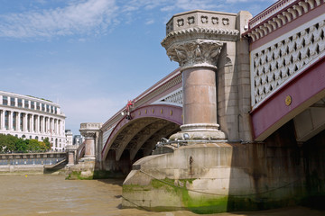 Fototapete - London, Blackfriars Bridge, Unilever House