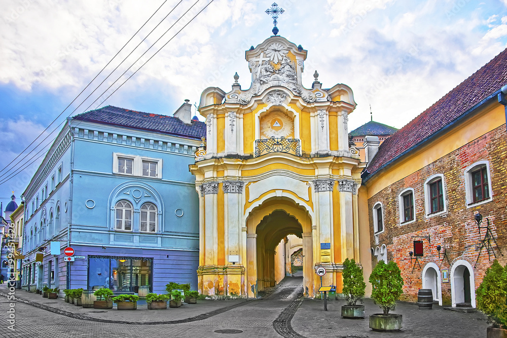 Obraz na płótnie Basilian monastery gate in the Old Town of Vilnius in Lithuania w salonie