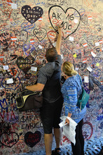 Para Młodych Ludzi Przy ścianie Zakochanych W Weronie - Włochy