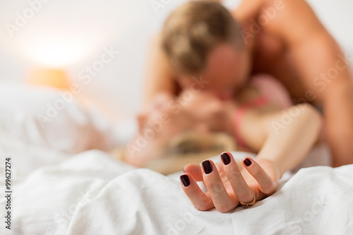 Zdjęcie XXL Mężczyzna całuje kobietę