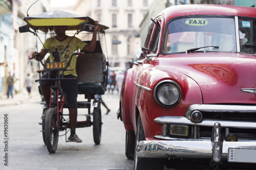 Naklejka - mata magnetyczna na lodówkę Old car on street of Havana, Cuba