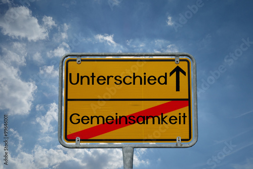 Fotografie, Obraz Ortsausgangsschild Unterschied Gemeinsamkeit