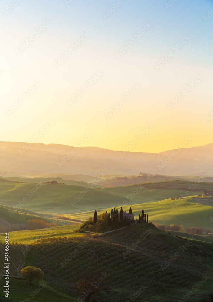 Bauernhaus der Toskana Sonnenaufgang hoch - obrazy, fototapety, plakaty 