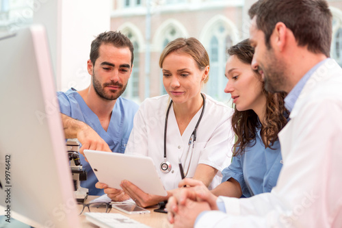 Fotografía Equipo médico que trabaja en el hospital todos juntos