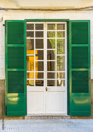 zielone-okiennice-i-biale-drzwi