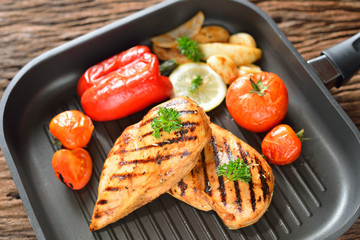 Poster - Grilled chicken breasts and vegetables on the grill pan