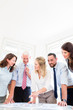 © Kzenon - Business Team bei Strategie Meeting in Diskussion