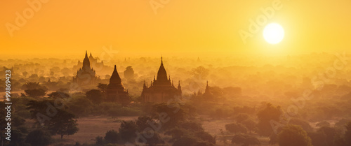 Fotografía Panorama photography of Myanmar temples in Bagan at sunset