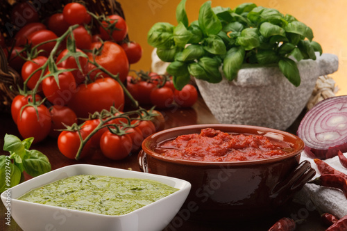 Cuadros en Lienzo Sugo di pomodoro e pesto genovés