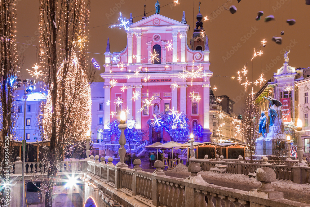 Obraz na płótnie Ljubljana, Slovenia - January 3, 2016. Central city Preseren Square with christmas tree and lights crowded by celebrating people. w salonie