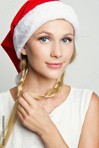 Photographie Beautiful young woman in a white dress