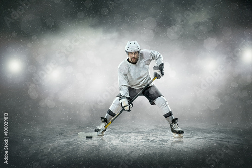 Photo Ice hockey player on the ice, outdoors