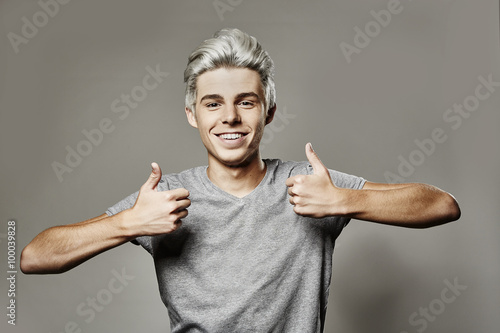 Junge Mit Weissen Haaren Zeigt Zwei Daumen Hoch Stock Photo Adobe Stock