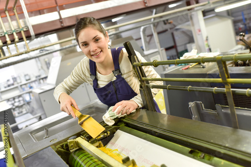 Fotografía Mujer en imprenta máquina de preparación