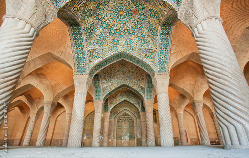 Obraz Dibond Persa wzory na suficie meczetu z kolumnami i dziełami sztuki, Iran