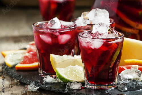 Fotografía Spanish sangria with fruit and ice, selective focus