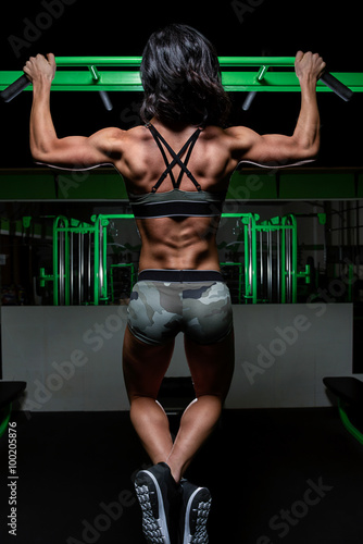 Obraz w ramie Color image of woman working out in the gym with weights