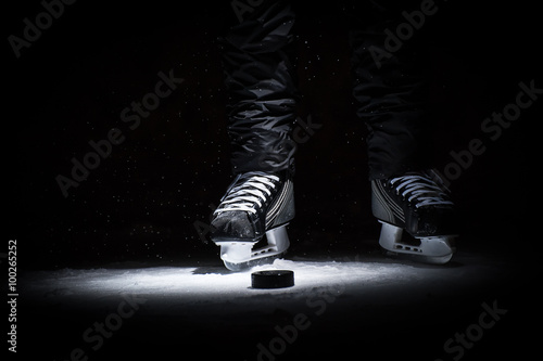 Obrazy Hokej  hokeista-widok-tylko-nog