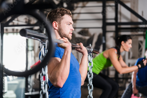 Mata magnetyczna Człowiek na siłowni robi funkcjonalny sport fitness z hantle i łańcucha
