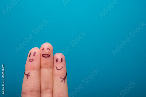 Foto Drei lächelnde Finger, die sehr glücklich sind, Freunde zu sein