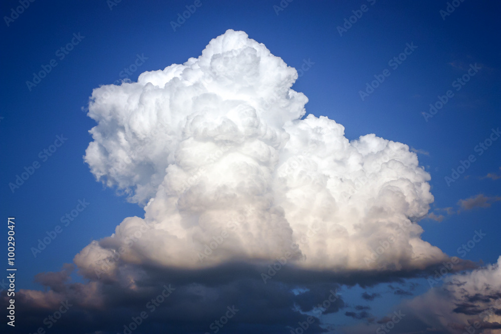 Eine große Wolke kündigt das nahende Gewitter und den Sturm an.  - obrazy, fototapety, plakaty 